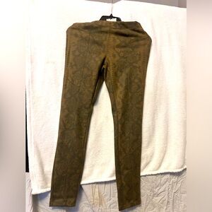 Green pants feel like suede on the inside I don’t really know